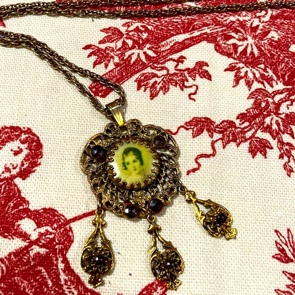 Jewelry - Victorian Style Vintage Necklace 23” Chain